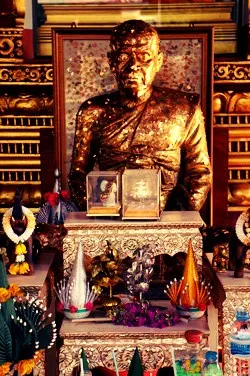 Memorial and visitors at Wat Khunaram, Koh Samui